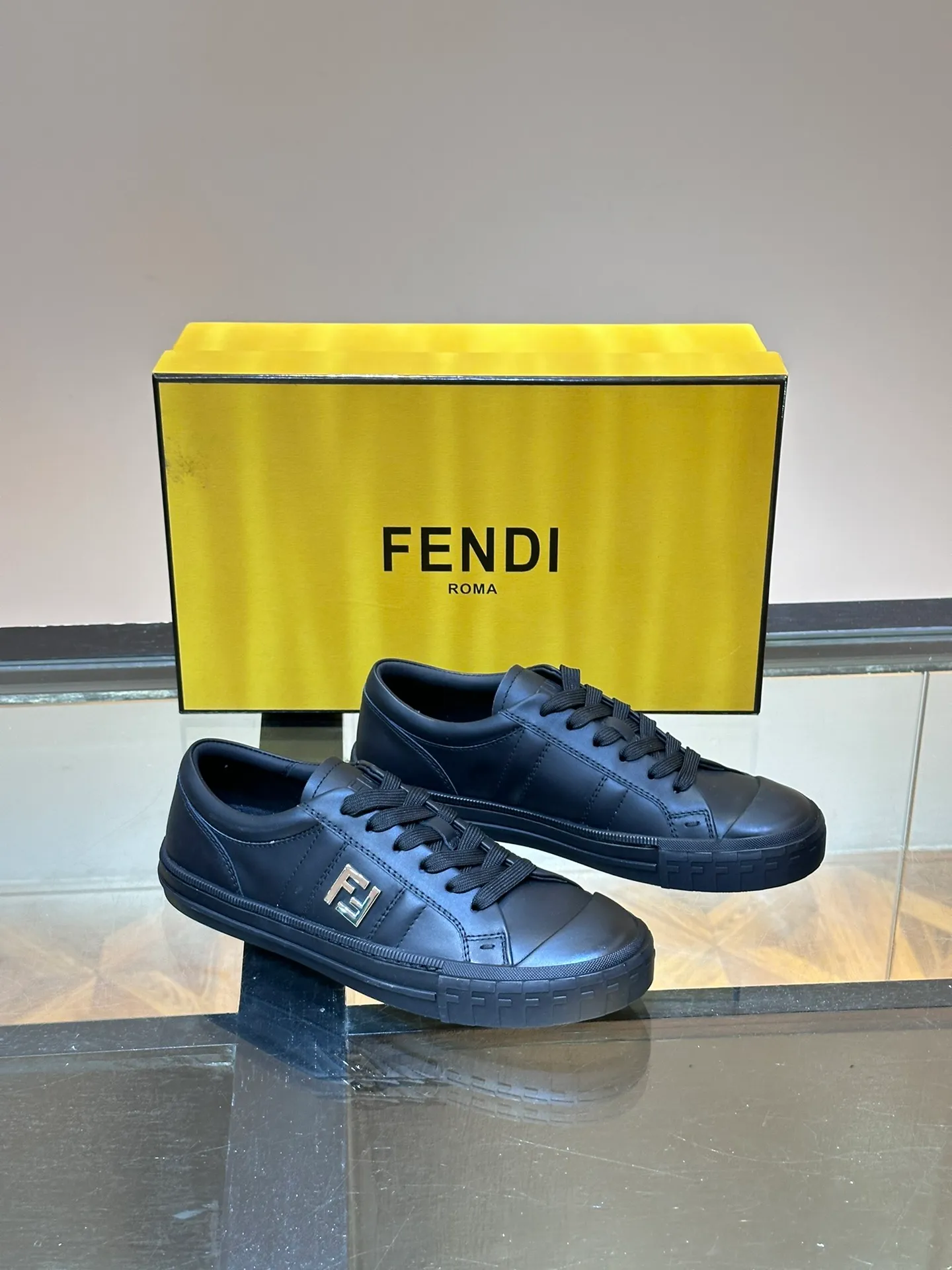 Men's Men's Shoes 💰380 [New Style] 🍿🍿Fendi Fendi Casual Sneakers Skateboard Shoes, the new Domino sneakers have become a favorite shoe. For those who want to create a simple and FENDI-characteristic look, this shoe is the perfect choice. Because this sneaker is one of the most cost-effective among FENDI's entry-level sneakers, it provides a great opportunity to attract and attract all customers who love easy and comfortable everyday sneakers. Size: 38-45 (men’s size 38.45 customized)